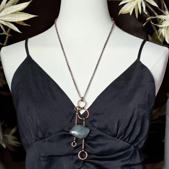 🆕️Boho-Chic Natural Labradorite Copper Pendant Necklace | Vintage-Inspired 🌟 - Picture 1 of 13